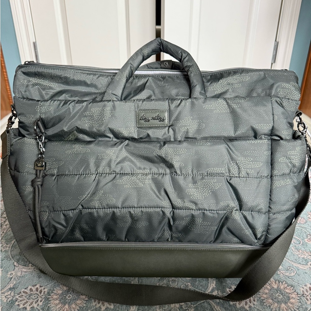 Itzy Ritzy dream weekender bag NWT